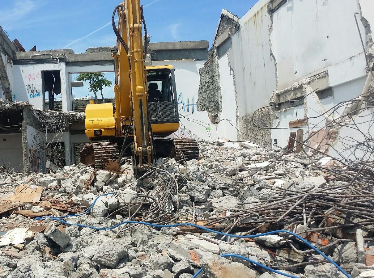 Tim CV Mekar Abadi mengerjakan proyek pembongkaran bangunan di Jabodetabek